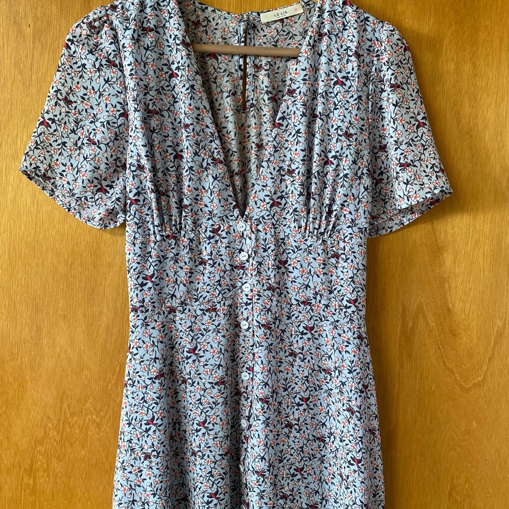 Le Lis summer sundress- floral pattern. Mid thigh size Med - fits size 2-4